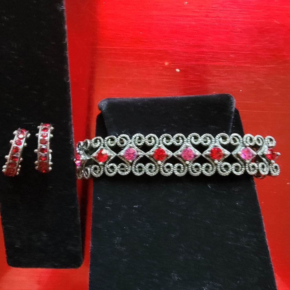 Vintage 1928 elastic bracelet & pierced earrings